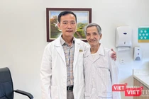 PGS.TS.BS Phạm Anh Vũ và bệnh nhân sau phẫu thuật