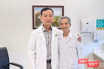 PGS.TS.BS Phạm Anh Vũ và bệnh nhân sau phẫu thuật