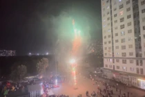 Người dân Hà Nội đếm ngược, bắn pháo hoa sớm chào năm mới 2026