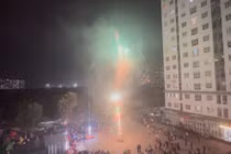 Người dân Hà Nội đếm ngược, bắn pháo hoa sớm chào năm mới 2026