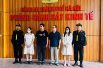 Ông Vũ Minh Châu (thứ 3 từ phải qua) và con trai Vũ Minh Tú cùng 2 nhân viên kế toán của Công ty TNHH Bảo tín Minh Châu bị khởi tố.