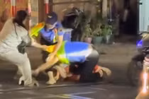 Công an phường Thanh Khê đang vào cuộc làm rõ danh tính 2 phụ nữ đánh nhân viên gác chắn đường sắt trên đường Trần Cao Vân. Ảnh cắt lại từ clip.