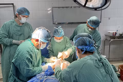 Ê kíp các bác sĩ Bệnh viện Đại học Y dược Huế đang phẫu thuật cho bệnh nhân.
