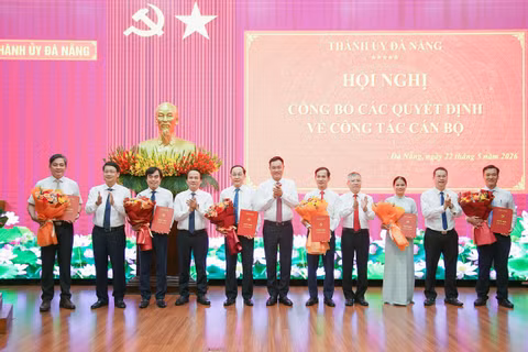Bí thư Thành uỷ Đà Nẵng Lê Ngọc Quang chúc mừng các cá nhân nhận quyết định bổ nhiệm, điều động tại hội nghị. Ảnh Mai Quang.