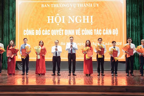 Lãnh đạo Thành uỷ Đà Nẵng trao quyết định cho các cán bộ. Ảnh Mai Quang.