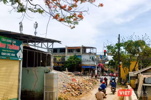 Công trình cầu và đường dẫn vào cầu Vạn Xuân chưa thông do vướng hộ dân chưa đồng thuận bàn giao mặt bằng. Ảnh Nguyễn Lê.