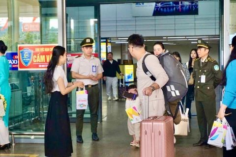 UBND TP Đà Nẵng đề nghị Công an cửa khẩu Cảng hàng không quốc tế Đà Nẵng rà soát, bố trí nhân lực, mở tối đa các quầy làm thủ tục để giảm thời gian làm thủ tục xuất, nhập cảnh.