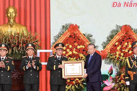 Tổng Bí thư, Chủ tịch nước Tô Lâm đã trao tặng danh hiệu Anh hùng LLVT nhân dân cho Quân khu 5. Ảnh Lê Tay