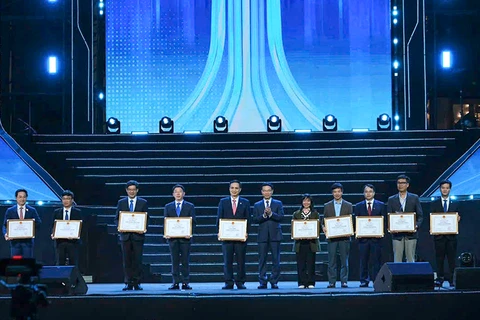 Ông Lê Sơn Phong, Phó Giám đốc Sở KH&CN TP Đà Nẵng (thứ 3 từ trái sang), đại diện TP Đà Nẵng nhận bằng khen địa phương tiêu biểu phát triển hệ sinh thái khởi nghiệp sáng tạo tại lễ khai mạc Techfest Việt Nam 2025.