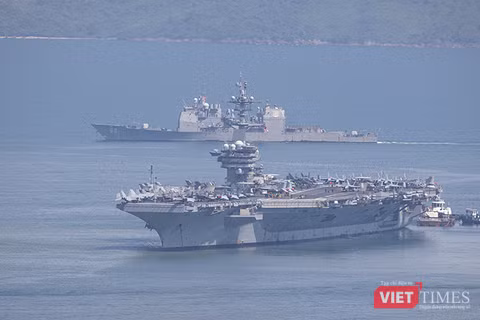 Tuần dương hạm USS Robert Smalls, hô hiệu CG-62 hộ tống tàu sân bay USS George Washington đến Đà Nẵng. Ảnh XM.