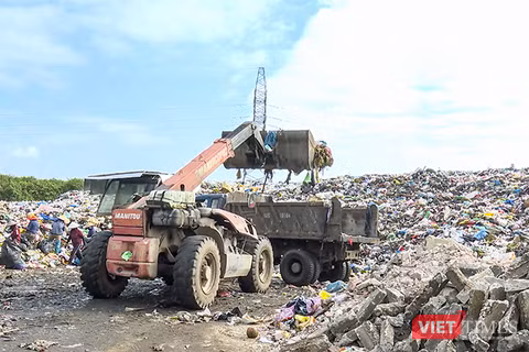 Rác thải sinh hoạt làm quá tải các điểm trung chuyển trên địa bàn TP Đà Nẵng. Ảnh XM.
