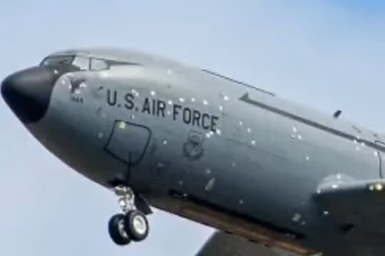Cận cảnh máy bay KC-135 Mỹ lốm đốm vết vá nghi do đòn tập kích Iran
