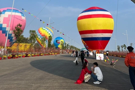 Khinh khí cầu cỡ lớn lần đầu xuất hiện trong lễ hội xuân chào Tết Nguyên đán tại Cần Giờ. Ảnh: Diệu Huyền