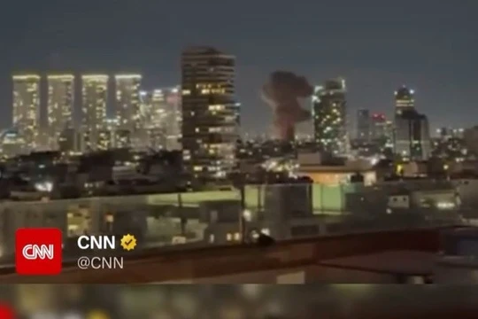 Khoảnh khắc tên lửa bắn trúng Thủ đô của Israel khi Iran đáp trả