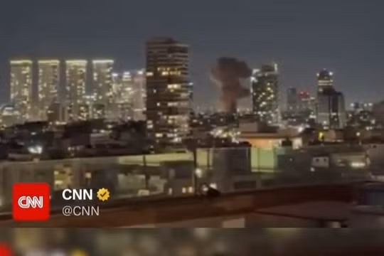 Khoảnh khắc tên lửa bắn trúng thành phố Tel Aviv của Israel khi Iran đáp trả