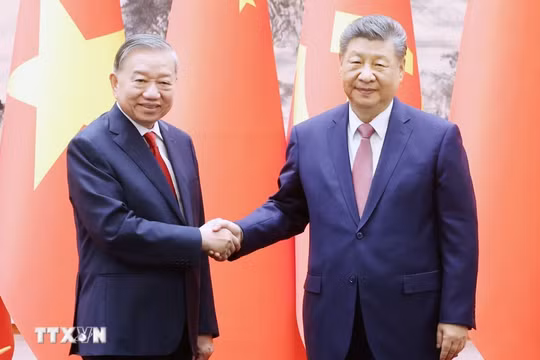 Tổng Bí thư, Chủ tịch nước Tô Lâm và Tổng Bí thư, Chủ tịch nước Tập Cận Bình tại cuộc chứng kiến Lễ ký các văn kiện hợp tác giữa hai nước. (Ảnh: Thống Nhất/TTXVN)