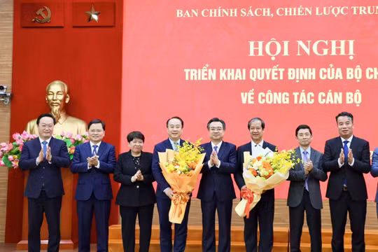 Ông Nguyễn Kim Sơn và ông Nguyễn Sỹ Hiệp nhận quyết định điều động, bổ nhiệm giữ chức Phó trưởng Ban Chính sách, chiến lược Trung ương.