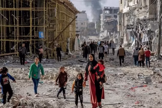 Hàng trăm nghìn cư dân ở dải Gaza phải rời bỏ nhà cửa vì xung đột Hamas-Israel. Ảnh: Greek citytimes