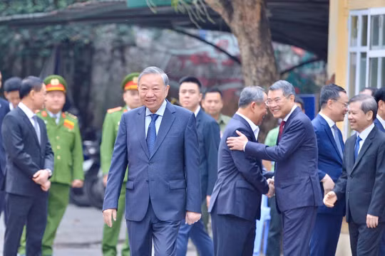 Tổng bí thư Tô Lâm đến dự khai mạc và tham gia bầu cử tại điểm bỏ phiếu Trường THPT Phan Đình Phùng, khu vực bỏ phiếu số 2, phường Ba Đình, Hà Nội. Ảnh: H.N.