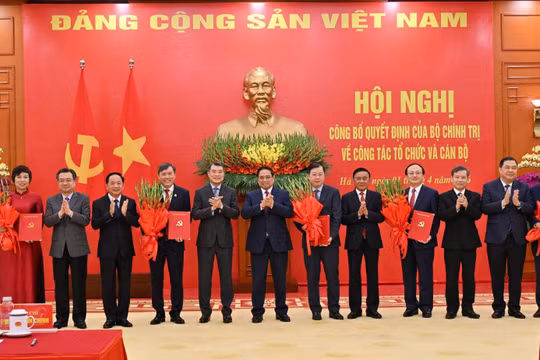 Thủ tướng Phạm Minh Chính, Thường trực Ban Bí thư Trần Cẩm Tú và lãnh đạo Đảng, Nhà nước trao các quyết định chuyển 5 cơ quan thuộc Chính phủ về Ban Chấp hành Trung ương Đảng. Ảnh: Cổng thông tin Đảng Cộng sản