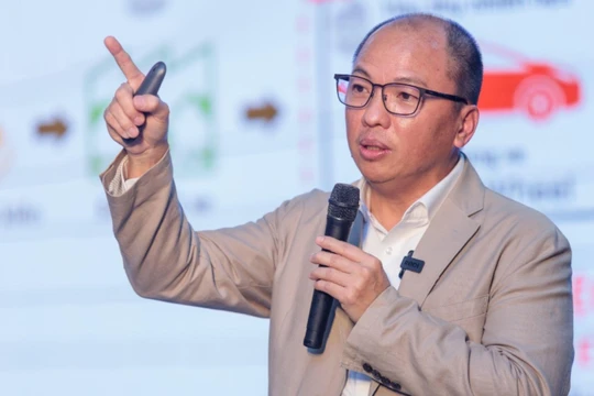 Ông Tiền Quốc Hào trong buổi nói chuyện với sinh viên Đại học Ngoại thương Hà Nội vào năm 2023. Ảnh: Toyota.