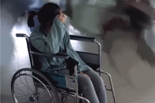 Một nữ sinh phải ngồi xe lăn sau thời gian dài sử dụng bóng cười