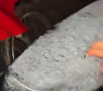 Băng giá xuất hiện trên các yên xe máy vào khoảng 4h sáng 11/1 tại làng Tắc Lang, thôn 3, xã Trà Linh. 