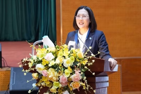 Ông Nguyễn Duy Chính trong buổi tiếp xúc cử tri.