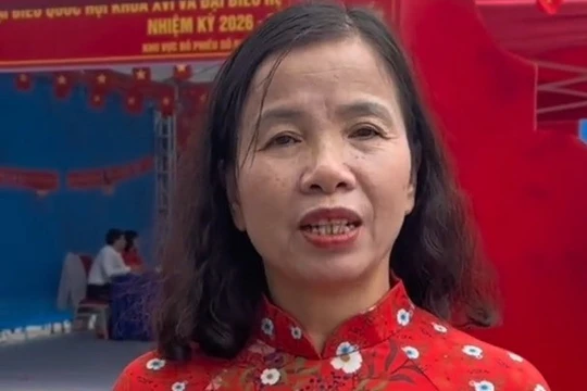 Cử tri Phạm Thị Khánh, Tổ dân phố số 4 bỏ phiếu tại khu vực bỏ phiếu số 3 xã Bình Minh, TP Hà Nội sáng 15/3. Ảnh: Xuân Lực