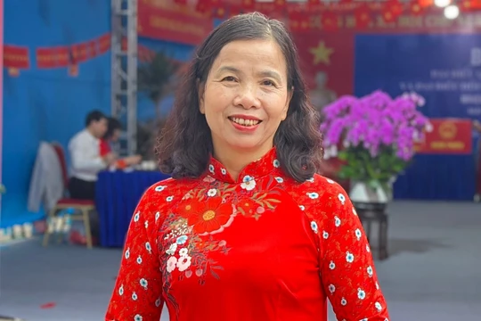 Cử tri Phạm Thị Khánh, Tổ dân phố số 4 bỏ phiếu tại khu vực bỏ phiếu số 3 xã Bình Minh, TP Hà Nội sáng 15/3. Ảnh: Xuân Lực