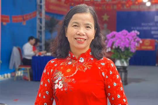 Cử tri Phạm Thị Khánh, Tổ dân phố số 4 bỏ phiếu tại khu vực bỏ phiếu số 3 xã Bình Minh, TP Hà Nội sáng 15/3. Ảnh: Xuân Lực