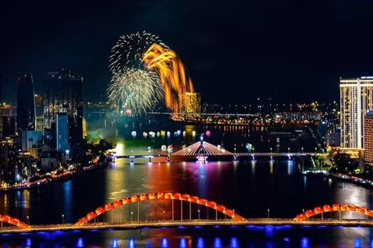 Đêm Gala "Tổ quốc bình yên” sẽ khép lại bằng màn pháo hoa nghệ thuật rực rỡ tại khu vực bờ tây sông Hàn. Ảnh minh họa. 