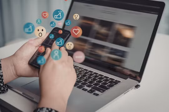 Mạng xã hội đã trở thành một phần cấu thành đời sống xã hội hiện đại. Ảnh minh họa