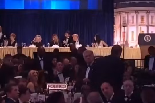 Khoảnh khắc mật vụ Mỹ vây kín, sơ tán ông Trump sau tiếng súng bên ngoài bữa tiệc báo chí