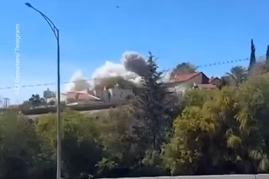 Khoảnh khắc tên lửa đạn đạo Iran gây vụ nổ ở Israel, nhiều người bị thương