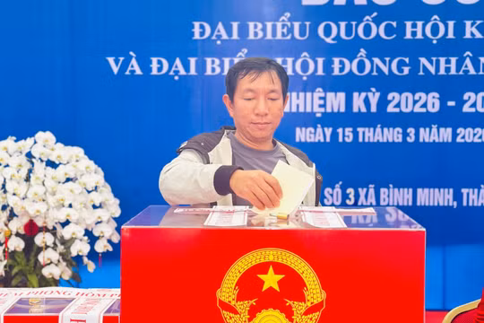 Cán bộ tổ bầu cử ở Hà Nội giúp cụ bà di chuyển sau khi bỏ phiếu. 