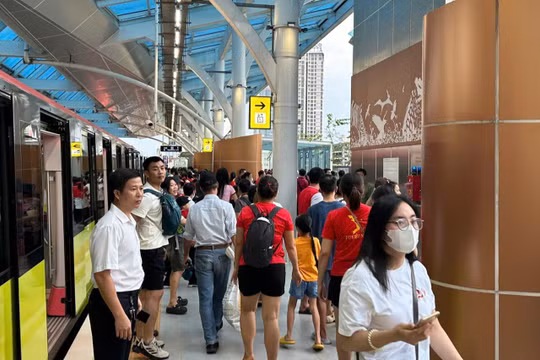 Ngày càng nhiều người lựa chọn tàu điện là phương tiện đi lại hàng ngày.