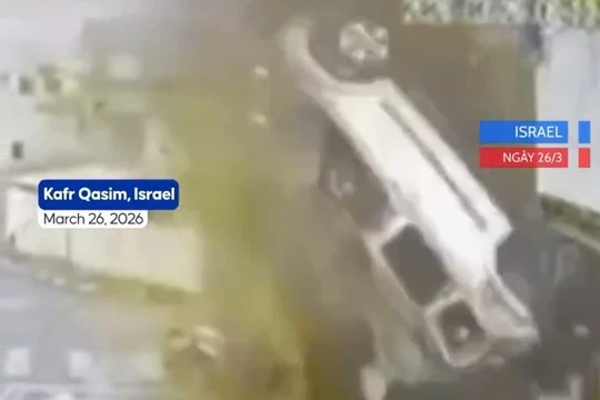 Tên lửa Iran thổi bay ô tô ở Israel