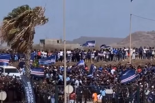 Hàng nghìn CĐV chào đón tuyển Cape Verde sau kỳ tích World Cup