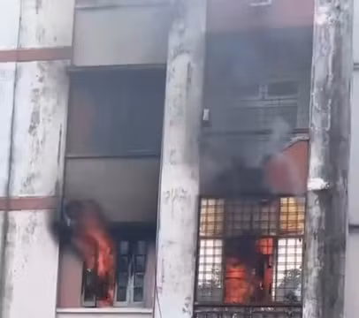 Chung cư tại Nghệ An bốc cháy dữ dội, thiêu rụi tài sản