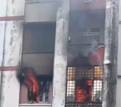 Chung cư tại Nghệ An bốc cháy dữ dội, thiêu rụi tài sản