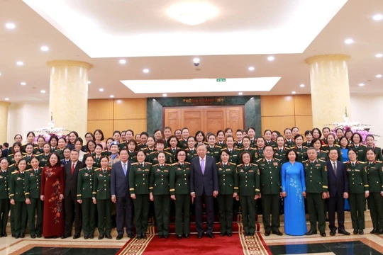 Tổng Bí thư Tô Lâm cùng lãnh đạo Đảng, Nhà nước chụp ảnh lưu niệm với các đại biểu dự Đại hội Phụ nữ Quân đội lần thứ VIII. Ảnh: Dangcongsan.gov.vn.