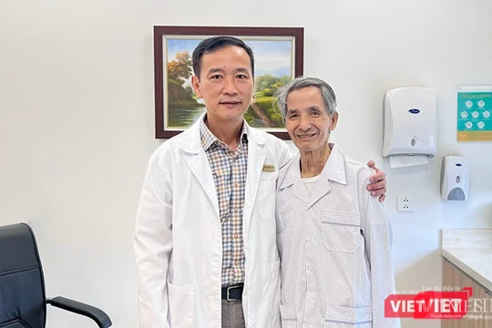 PGS.TS.BS Phạm Anh Vũ và bệnh nhân sau phẫu thuật