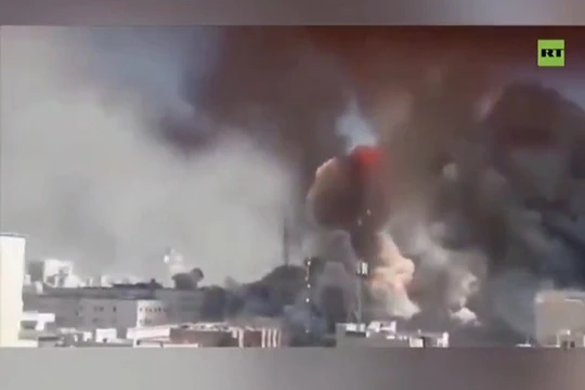 Khoảnh khắc Thủ đô Tehran, Iran rung chuyển trong khói lửa sau đòn không kích từ Mỹ và Israel