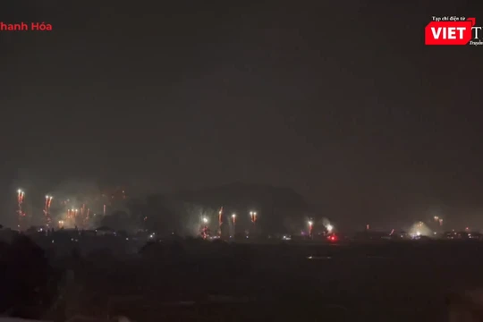 Pháo hoa rực rỡ đón Tết Bính Ngọ 2026 tại vùng quê, chào kỷ nguyên mới