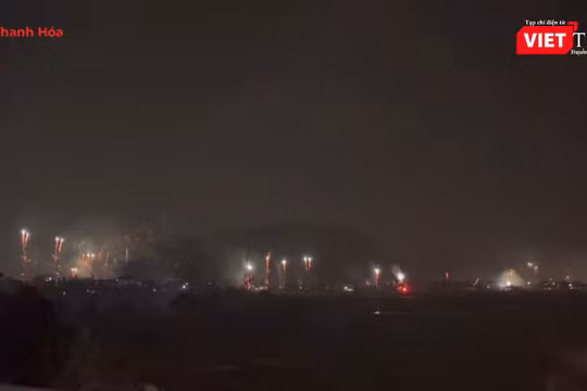 Pháo hoa rực rỡ đón Tết Bính Ngọ 2026 tại vùng quê, chào kỷ nguyên mới