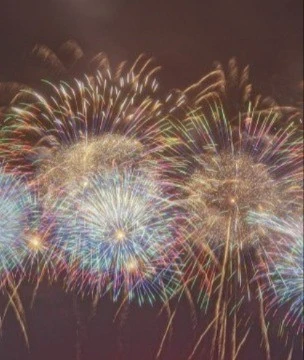 Pháo hoa nghệ thuật rực sáng bầu trời thủ đô