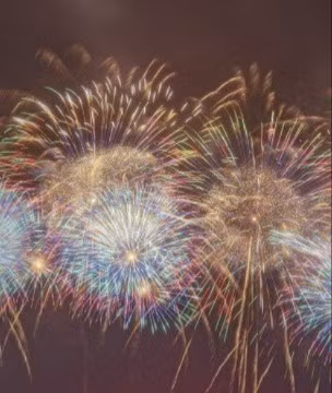 Pháo hoa nghệ thuật rực sáng bầu trời thủ đô