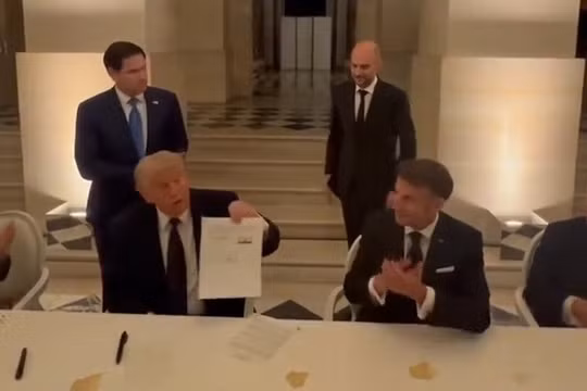 Tổng thống Pháp đăng khoảnh khắc ông Trump ký thỏa thuận lịch sử với Iran