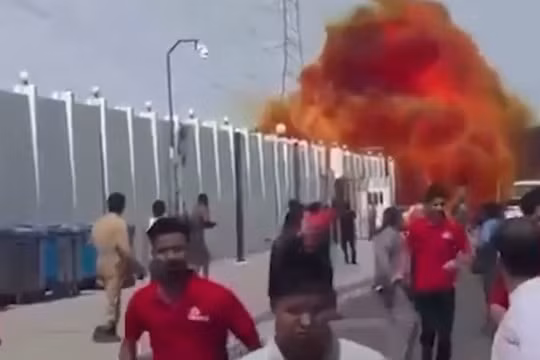 Nổ lớn ở Qatar khi Iran tấn công căn cứ không quân Al Udeid, người dân tháo chạy